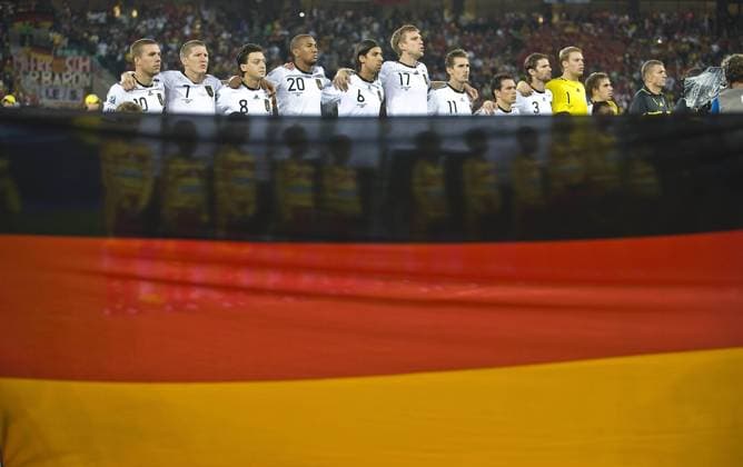 Deutschland v.li. Lukas PODOLSKI, Bastian SCHWEINSTEIGER, Mesut ÖZIL, Jerome BOATENG, Sami KHEDIRA, Per MERTESACKER, Miroslav KLOSE, Piotr TROCHOWSKI, Arne FRIEDRICH, Manuel NEUER und Philipp Lahm