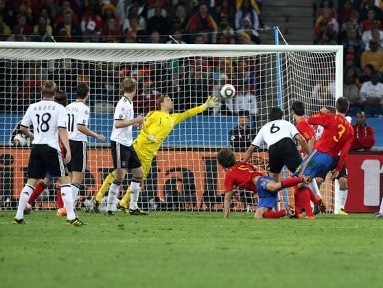Halbfinale Deutschland (Weiß) vs Spanien (Rot) ,07.07.2010, SMC Moses Mabidha Stadium, Durban: Carles Puyol 4.re. ESP per Kopfball zum 1:0 für Spanien, Torwart Manuel Neuer (GER) ist machtlos o0 Tor