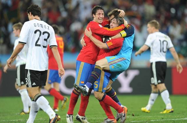 Spain s Iker Casillas (R2) celebrates with Carles Puyol (R3) and Joan Capdevila after the 2010 World Cup semifinal match against Germany in Durban, July 7, 2010. Spain won 1-0.  o0 Jubel Freude