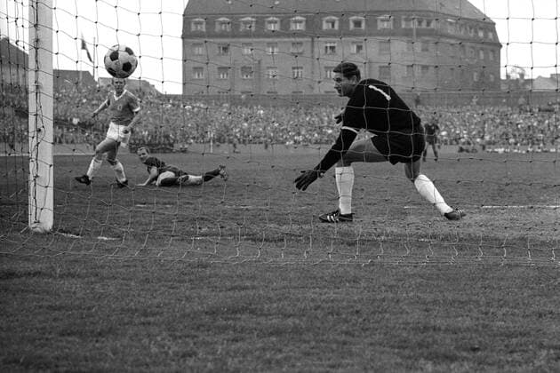 Peter Kupferschmidt (Bayern, 2. v. li.) überwindet Torwart Petar Radi Radenkovic (1860) und erzielt das Tor zum 2:0 Fußball Herren DFB Pokal Halbfinale 1966 1967, Pokalspiel, FC Bayern München - TSV 1860 München 3:1 Totale München Dynamik,