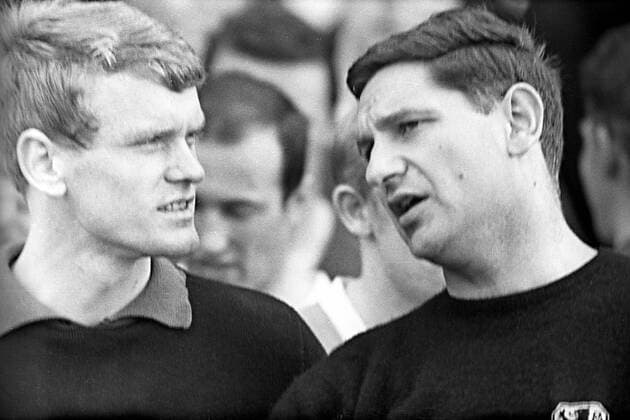 Die Torhüter Sepp Maier (Bayern, li.) und Petar Radi Radenkovic (1860) im Gespräch Fußball Herren DFB Pokal Halbfinale 1966 1967, Pokalspiel, FC Bayern München - TSV 1860 München 3:1 Gruppe München