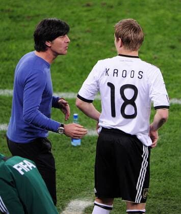 FUSSBALL WM 2010 HALBFINALE 07.07.2010 Deutschland - Spanien - Bundestrainer Joachim LOEW (li) und Toni KROOS (re, beide Deutschland)