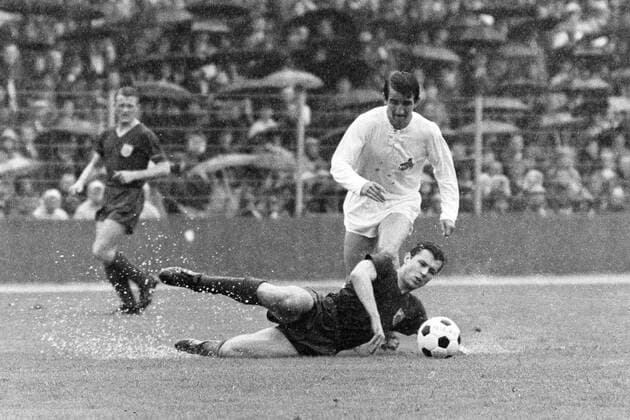 Franz Beckenbauer (Bayern, vorn) gegen Hannes Löhr (Köln) Fußball 1. BL Herren Saison 1965 1966, FC Bayern München - 1. FC Köln 1:4 Gruppe München Dynamik, Kampf,