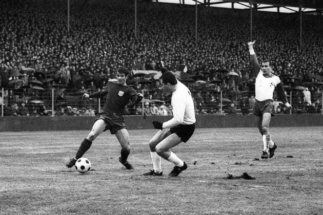 Rudolf Nafziger (Bayern, li.) gegen Torwart Günter Bernard (Bremen) Fußball 1. BL Herren Saison 1965 1966, FC Bayern München - SV Werder Bremen 3:1 Gruppe München Dynamik,