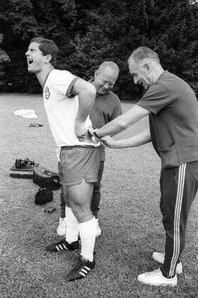 Gerd Müller (li.) mit Trainer Zlatko Tschik Cajkovski (Mitte) und Manager Robert Schwan (alle Bayern) Fußball 1. BL Herren Saison 1965 1966, FC Bayern München, Training, Gruppe München Komik, Freude,