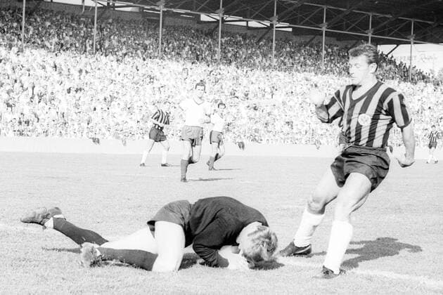 Fußball, Historie, Bayern Münchens erster Bundesliga-Sieg am 21.08.1965 Torwart Sepp Maier (Bayern) sichert den Ball Fußball 1. BL Herren Saison 1965 1966, FC Bayern München - Eintracht Frankfurt 2:0 Gruppe München Abwehr,