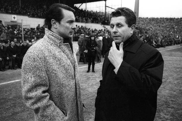 Hans Nowak (Bayern, li.) und Trainer Georg Gawliczek (HSV) im Gespräch Fußball 1. BL Herren Saison 1965 1966, FC Bayern München - Hamburger SV 3:0, Hamburg, HSV Gruppe München