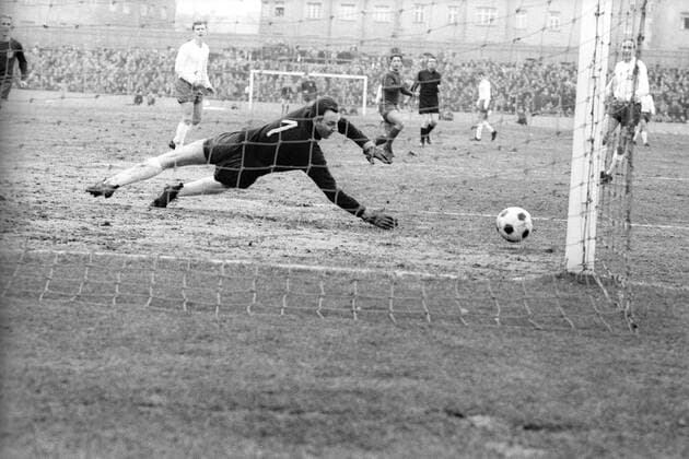Torwart Horst Schnoor (HSV) kassiert ein Tor Fußball 1. BL Herren Saison 1965 1966, FC Bayern München - Hamburger SV 3:0, Hamburg, HSV Einzelbild München Dynamik,