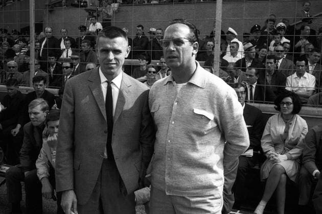 Friedhelm Timo Konietzka (li.) und Trainer Max Merkel (beide TSV 1860 München) als Zuschauer beim Aufstiegsspiel der Bayern gegen Saarbrücken Fußball Herren Regionalliga Süd 1964 1965, Aufstiegsspiel Aufstiegsrunde, FC Bayern München - 1. FC Saarbrücken 5:0 Gruppe München