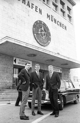 Nationalteam vor dem Abflug ins WM Trainingslager, v. li.: Franz Beckenbauer, Torwart Sepp Maier und Helmut Haller (alle BR Deutschland) Fußball Herren WM Trainingslager 1966, Nationalteam, Abflug, Abreise, Flughafen, Airport Gruppe München