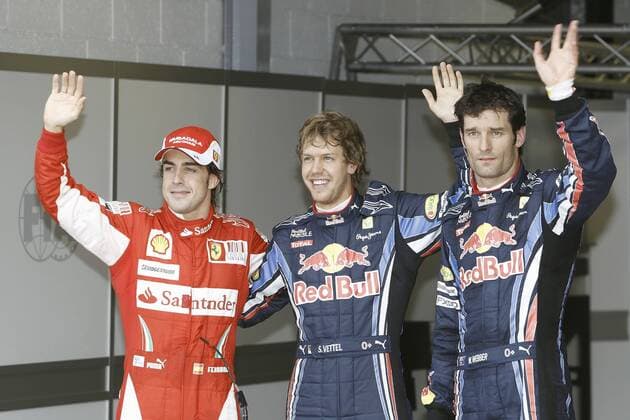 Sebastian Vettel (Red Bull Racing, Mitte) holt die Pole Position und startet morgen vor Mark Webber (Red Bull Racing, R) und Fernando Alonso (Scuderia Ferrari) GP Großbritannien 2010 Formel 1 Grand Prix Großbritannien 2010