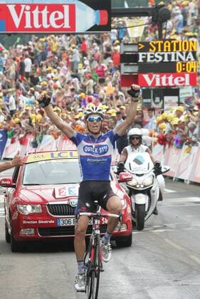 10.07.2010 Rousses Radsport 97. Tour de France 2010, 7. Etappe Tournus - Station des Rousses, Sylvain CHAVANEL (FRA Quick Step) - Etappensieger o0 Jubel Freude Sponsor, Werbepartner, Werbung, Wirtschaft Vittel