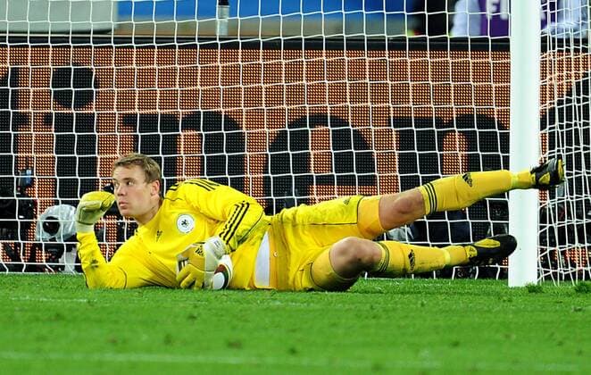 07.07.2010, Fußball-WM 2010 in Südafrika, Halbfinale, Deutschland (weiß) - Spanien (rot) 0:1, im Moses Mabhida Stadion in Durban. Torwart Manuel Neuer (Deutschland) hat den Ball sicher. -  o0 Abwehr