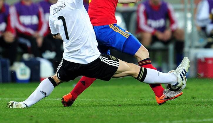07.07.2010, Fußball-WM 2010 in Südafrika, Halbfinale, Deutschland (weiß) - Spanien (rot) 0:1, im Moses Mabhida Stadion in Durban. Duell -  o0 Fußballer Fußballspieler Kampf Körperteile Beine Fußballerbeine