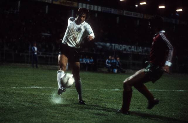 Helmut Winklhofer (BR Deutschland, li.) - DEUTSCHSPRACHIGE SPORTZEITSCHRIFTEN UND -ZEITUNGEN NUR NACH RÜCKSPRACHE Fußball Länderspiel Herren U 21 Nationalteam 1983, U21, Portugal - BR Deutschland 1:3, BRD, DFB, Nationaltrikot Gruppe Lissabon Dynamik,