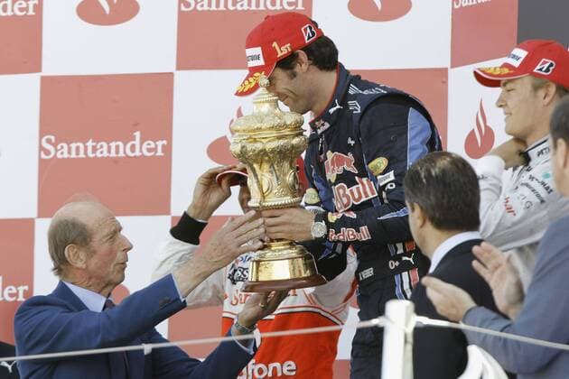 Prinz Philip (GBR) überreicht Sieger Mark Webber (Red Bull Racing) den Pokal GP Großbritannien 2010 Formel 1 Grand Prix Großbritannien 2010 o0 people, Adel, Pokal, Trophäe, Objekte, Jubel, Freude,