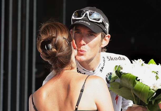 11.07.2010 Morzine Radsport 97. Tour de France 2010, 8. Etappe Station des Rousses - Morzine-Avoriaz, Andy Schleck (LUX Saxo Bank) - Etappensieger auf der 8. Etappe der Tour de France 2010 o0 Jubel, Freude Etappensieg, Etappensieger Hostess, Hostessen, Frau, girl