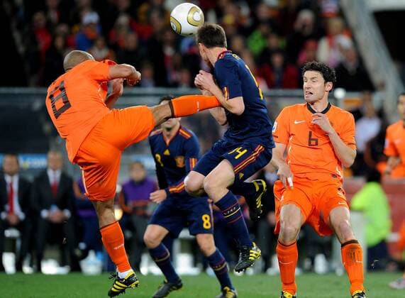 Böser Tritt von Nigel De Jong (NED li.) vs Xabi Alonso (ESP) - - Finale - Soccer City Stadium, Johannesburg - NED vs ESP giorgioxperottino Foulspiel, gefoult, Härte, Kampf, Tritt brutal Brutalität