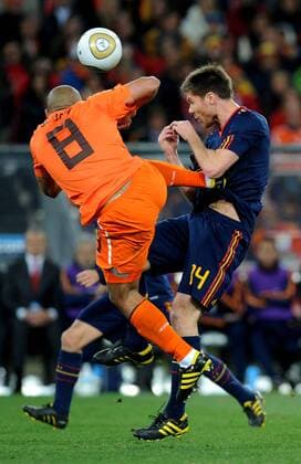 Böser Tritt von Nigel De Jong (NED li.) vs Xabi Alonso (ESP) - - Finale - Soccer City Stadium, Johannesburg - NED vs ESP giorgioxperottino Foulspiel, gefoult, Härte, Kampf, Tritt brutal Brutalität
