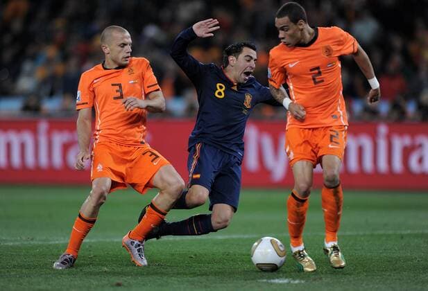 FUSSBALL WM 2010 FINALE 11.07.2010 Holland - Spanien John HEITINGA (li, Holland) und Gregory VAN DER WIEL (re, beide Holland) gegen XAVI Hernandez (Mitte, Spanien) o0 Johnny, Foulspiel, gefoult, Strafraum