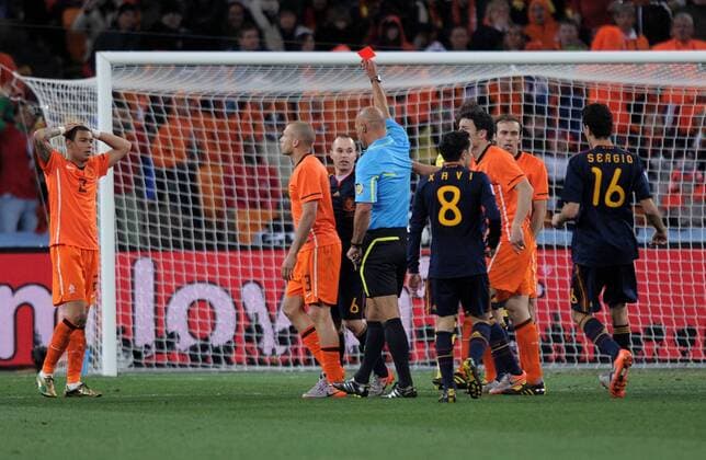 FUSSBALL WM 2010 FINALE 11.07.2010 Holland - Spanien John HEITINGA (2.vl., Holland) sieht von Schiedsrichter Howard WEBB (England) die Gelb-Rote Karte, daneben v.li.: Gregory van der Wiel (NED), Andres Iniesta (ESP), Xavi Hernandez (ESP), Mark van Bommel (NED), Joris Mathijsen (NED) und Sergio Busquets (ESP) o0 Platzverweis