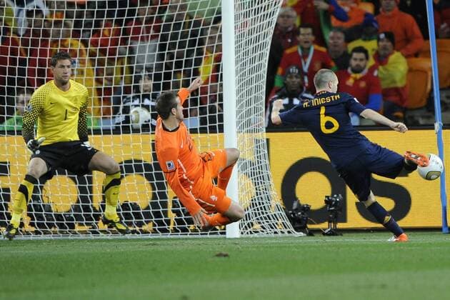WM Finale 2010 - Niederlande - Spanien - Andres Iniesta (Spanien, re.) trifft gegen Rafael van der Vaart (Mitte) und Torwart Maarten Stekelenburg (beide Niederlande) zum 0:1 