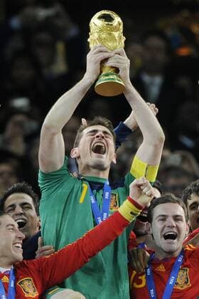 Spanien ist Weltmeister 2010 - Iker Casillas (Mitte) jubelt mit dem Pokal neben Sergio Ramos (li.), Cesc Fabregas (2.v.li.) und Juan Manuel Mata (re.)  o0 Weltpokal, Glück, Jubel, Freude