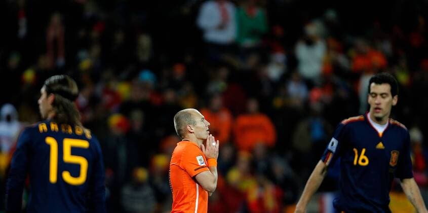 Arjen Robben (C) of the Netherlands reacts during the World Cup final against Spain at Soccer City stadium in Johannesburg  o0 Enttäuschung,