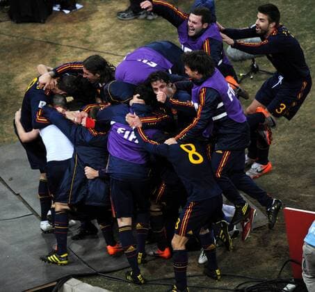 Spain s players celebrate Andres Iniesta s goal during the World Cup final against the Netherlands at Soccer City stadium in Johannesburg  o0 Jubel, Freude, Totale