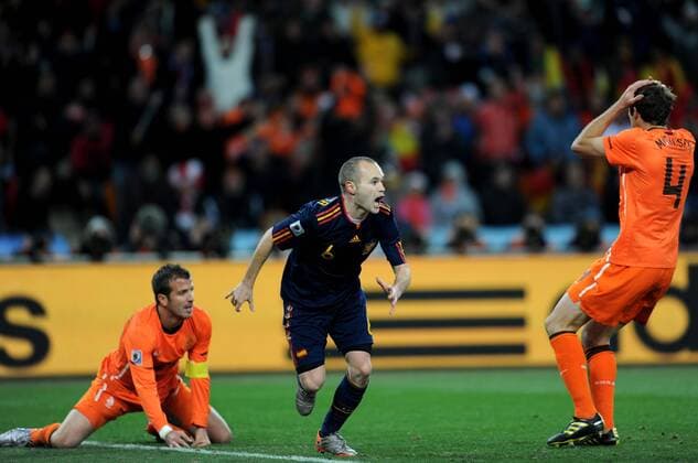 Andres Iniesta (C) of Spain celebrates his goal next to Rafael van der Vaart (L) and Joris Mathijsen (R) of Netherlands during the World Cup final against the Netherlands at Soccer City stadium in Johannesburg  o0 Jubel, Freude, Freud und Leid