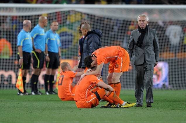 FUSSBALL WM 2010 FINALE 11.07.2010 Holland - Spanien Enttäuschung Arjen ROBBEN, Mark VAN BOMMEL, Trainer Bert van Marwijk (v.li., Holland) o0 Nationaltrainer