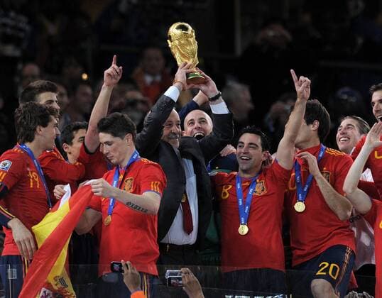 FUSSBALL WM 2010 FINALE 11.07.2010 Spanien ist Weltmeister, v.li.: Fernando Llorente, Gerard Pique, Fernando Torres, Trainer Vicente DEL BOSQUE, Jose Manuel Reina, Xavi Hernandez, Javier Martinez, Sergio Ramos und Carlos Marchena o0 Siegerehrung, Weltpokal, Pepe, Nationaltrainer Javi