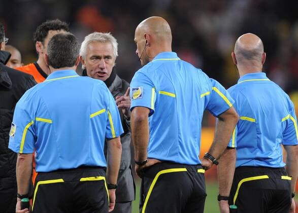 Bert Van Marwijk (C), coach of Netherlands confronts referee Howard Webb and his assistants Darren Cann (L) and Michael Mullarkey (England) FIFA World Cup 2010 Final Netherlands v Spain 11th July, 2010 EDITORIAL USE ONLY. No use with unauthorised audio, video, data, fixture lists, club league logos or live services. Online in-match use limited to 120 images, no video emulation. No use in betting, games or single club league player publications. o0 Nationaltrainer, reklamieren, beschweren, meckern, Spannung,