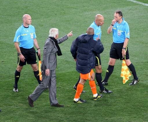 Bert Van Marwijk (C), coach of Netherlands and Nigel de Jong of Netherlands confront referee Howard Webb (2nd R) and his assistants Michael Mullarkey (L) and Darren Cann (England) FIFA World Cup 2010 Final Netherlands v Spain 11th July, 2010 EDITORIAL USE ONLY. No use with unauthorised audio, video, data, fixture lists, club league logos or live services. Online in-match use limited to 120 images, no video emulation. No use in betting, games or single club league player publications. o0 Nationaltrainer, reklamieren, beschweren, meckern, Spannung,