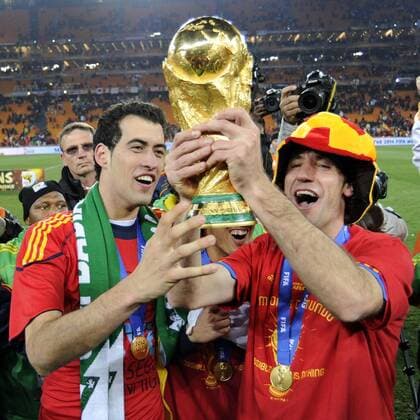 WM Finale 2010 - Spanien ist Weltmeister - Joan Capdevila (re.) und Sergio Busquets mit der Trophäe  o0 Jubel, Freude, Pokal, Trophäe, Objekte, Weltpokal, Feier