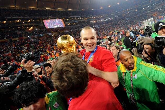 Spanien ist Weltmeister 2010, Andres Iniesta mit der Trophäe giorgioxperottino o0 Jubel, Freude, Feier, Weltpokal