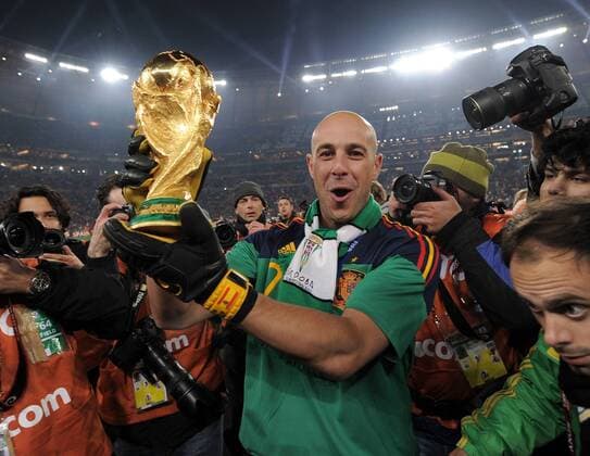 FUSSBALL WM 2010 FINALE 11.07.2010 Holland - Spanien Pepe REINA (Spanien) jubelt mit dem WM Pokal - jose manuel
