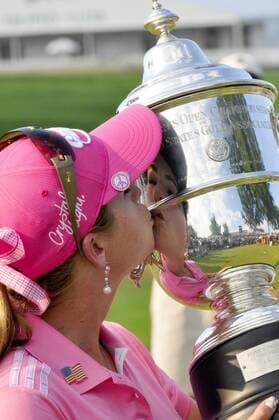 Paula Creamer (USA) kisses the trophy for winning the USGA 2010 U.S. Women s Open her first major tournament with a score of three under par at Oakmont Country Club in Oakmont, Pennsylvania on July 11, 2010.  PIT2010071121 o0 Pokal Trophäe Objekte Sieg Freude Kuss