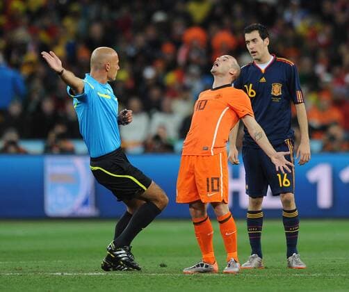Wesley Sneijder of Holland appeals against a decision by referee Howard Webb (England), NED (orange) - ESP (blue)  JOH20100711014