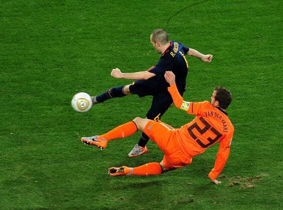 Finale im Soccer-City Stadion in Johannesburg, Niederlande - Spanien. Andres Iniesta (oben, Spanien) erzielt das entscheidende Tor gegen Rafael van der Vaart (re, NED) der zu spät kommt - 