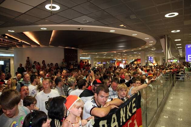 12.07.2010, Frankfurt Main - Fans der deutschen Nationalmannschaft warten auf dem Frankfurter Flughafen auf die Rückkehr der DFB-Elf von der WM 2010. o0 Totale Masse Zuschauerinteresse