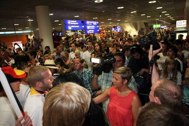 12.07.2010, Frankfurt Main - Fans der deutschen Nationalmannschaft warten auf dem Frankfurter Flughafen auf die Rückkehr der DFB-Elf von der WM 2010. UwuLena sorgen mit ihrem Auftrifft für gute Stimmung. o0 people Musik Interview Kamera Kameramann Totale Masse Zuschauerinteresse