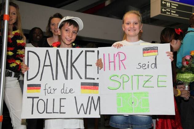 12.07.2010, Frankfurt Main - Danke für die tolle WM! Ihr seid Spitze! Tim Valentin (7J.) und Laura Weber (9J.) warten auf dem Frankfurter Flughafen auf die Rückkehr der DFB-Elf von der WM 2010. o0 Kinder Freude Objekte Plakat Fanplakat Transparent Schriftzug