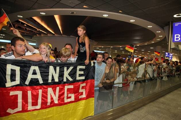 12.07.2010, Frankfurt Main - Danke Jungs! - Fans der deutschen Nationalmannschaft warten auf dem Frankfurter Flughafen auf die Rückkehr der DFB-Elf von der WM 2010. o0 Totale Objekte Fahne Fanfahne Schriftzug
