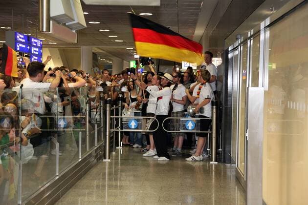12.07.2010, Frankfurt Main - Fans der deutschen Nationalmannschaft warten auf dem Frankfurter Flughafen auf die Rückkehr der DFB-Elf von der WM 2010. UwuLena sorgen mit ihrem Auftrifft für gute Stimmung. o0 people Musik Totale Objekte Fahne Nationalfahne