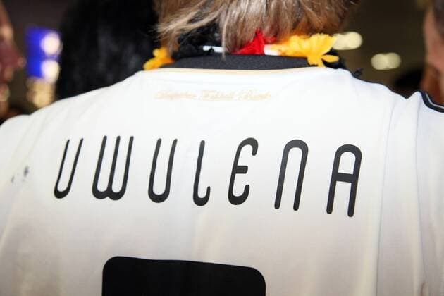 12.07.2010, Frankfurt Main - Anhänger der deutschen Nationalmannschaft warten auf dem Frankfurter Flughafen auf die Rückkehr der DFB-Elf von der WM 2010. UwuLena sorgen mit ihrem Auftrifft für gute Stimmung. o0 people Musik Schriftzug Körperteile Rücken Einzelbild