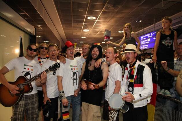 12.07.2010, Frankfurt Main - Anhänger der deutschen Nationalmannschaft warten auf dem Frankfurter Flughafen auf die Rückkehr der DFB-Elf von der WM 2010. UwuLena sorgen mit ihrem Auftrifft für gute Stimmung. o0 people Musik