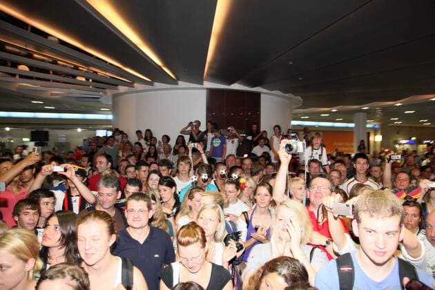 Vergeblich wartende Fans, Fans warten am Frankfurter Flughafen auf die DFB-Elf o0 Totale