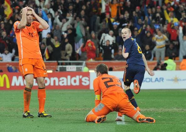 Football - World Cup Finals 2010 Spain v Netherlands ( orange ) 11 07 2010 Final: Andres Iniesta (Spain) celebrates scoring the winning goal in extra time, as Joris Mathijsen (4) and Rafael van der Vaart show their despair.  o0 Jubel Freude Freud und Leid