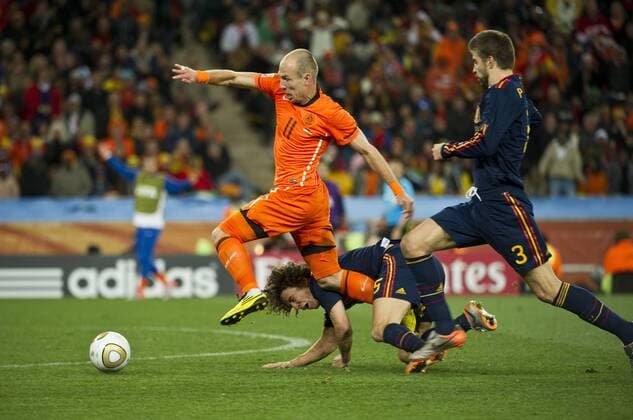 Arjen Robben (NED), Carles Puyol (Mitte), Gerard Pique, (ESP, NED (orange) - ESP (blau)  (013737)